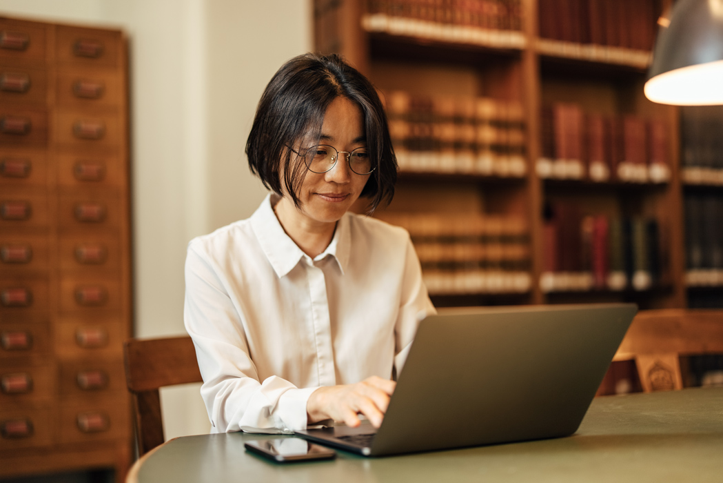Picture_Woman_computer_library.jpg