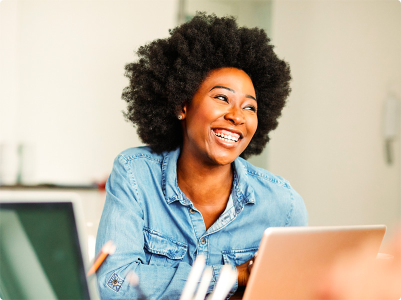 femme-rit-travail.jpg